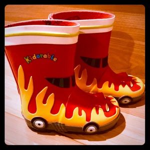 Kids fire truck rain boots! Size: Toddler 5